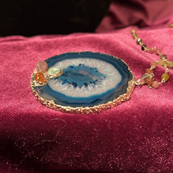 Agate Geode Slice Pendant gilded with gold plating and three gemstones. - Picture 8 of 12